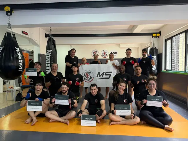 Academia Loong Muay Thai Fitness-Centro