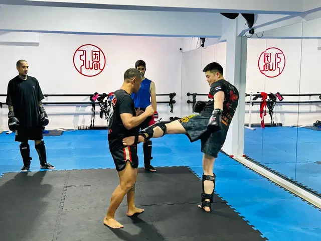Academia Loong Muay Thai Fitness-Centro