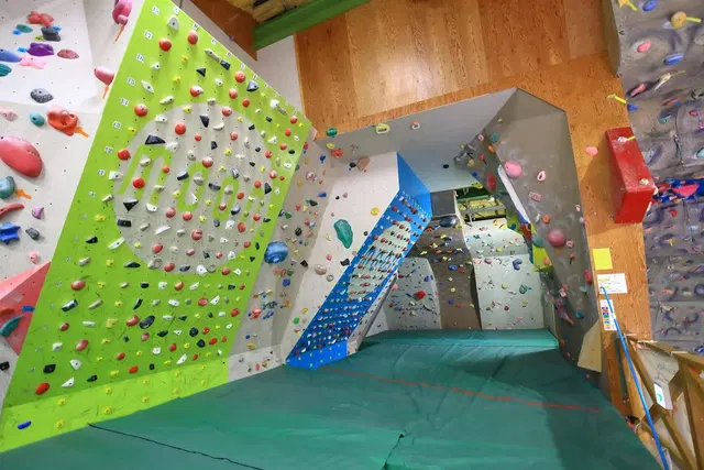 Rainbow Cliff - Sport Climbing Gym