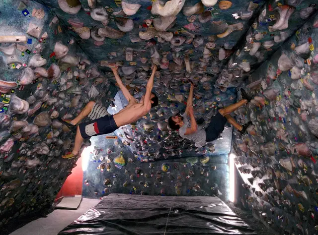 Climbing 90 degrees Sports Fitness