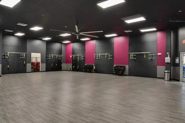 Crunch Fitness - Village District