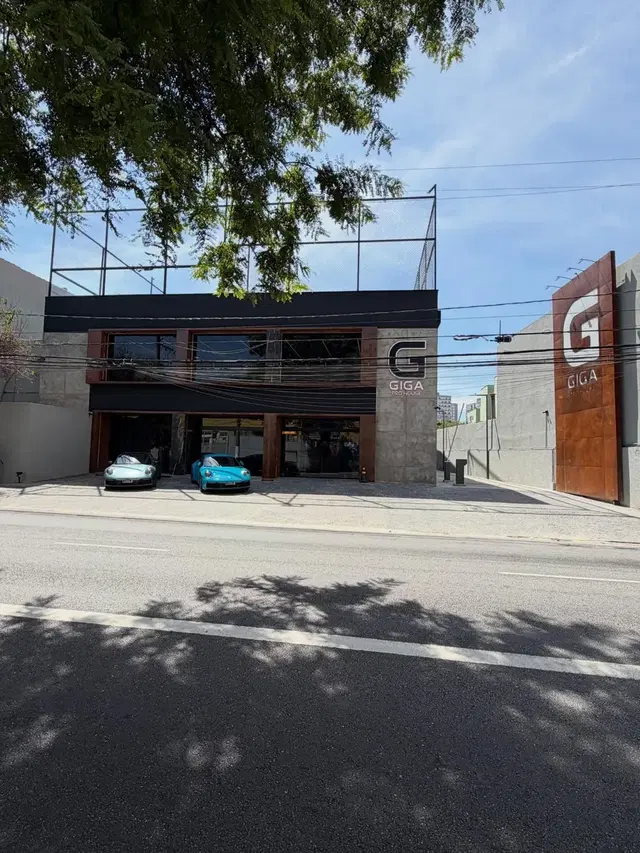 Giga Pro House