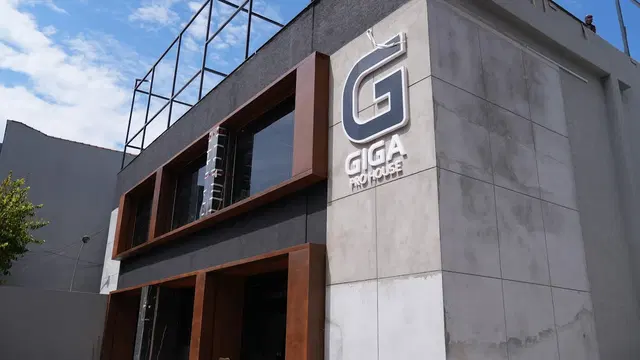 Giga Pro House