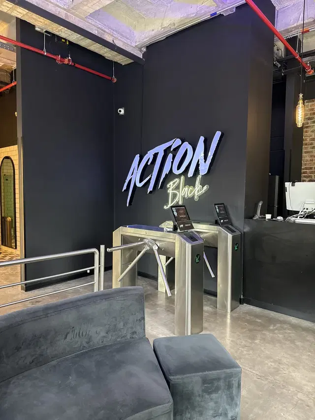 Action Black Laureles