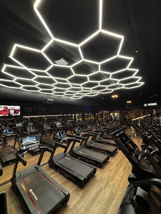 Gold's Gym Calgary Village Square
