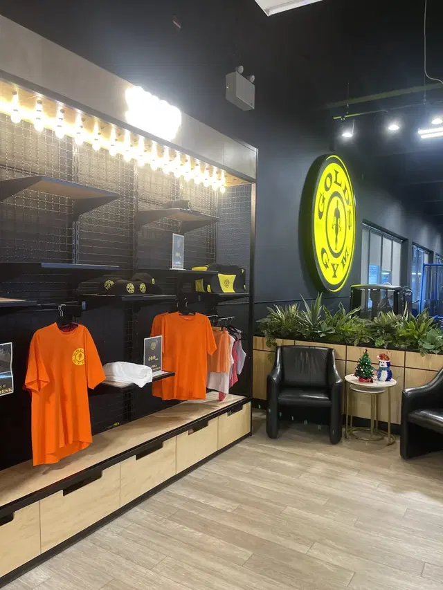 Gold's Gym Calgary Village Square